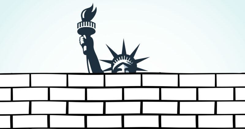 Illustrasjon av frihetsgudinnen bak en murvegg